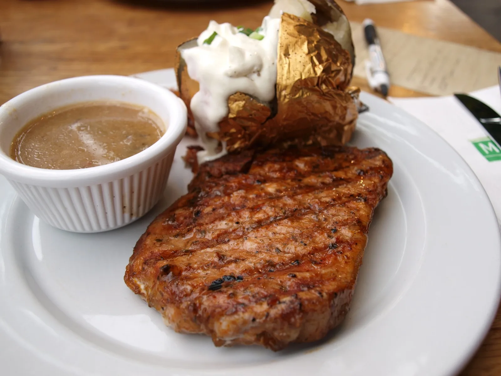 Como pedir a carne bem-passada num restaurante chique sem ofender o chef, segundo crítico do Washington Post