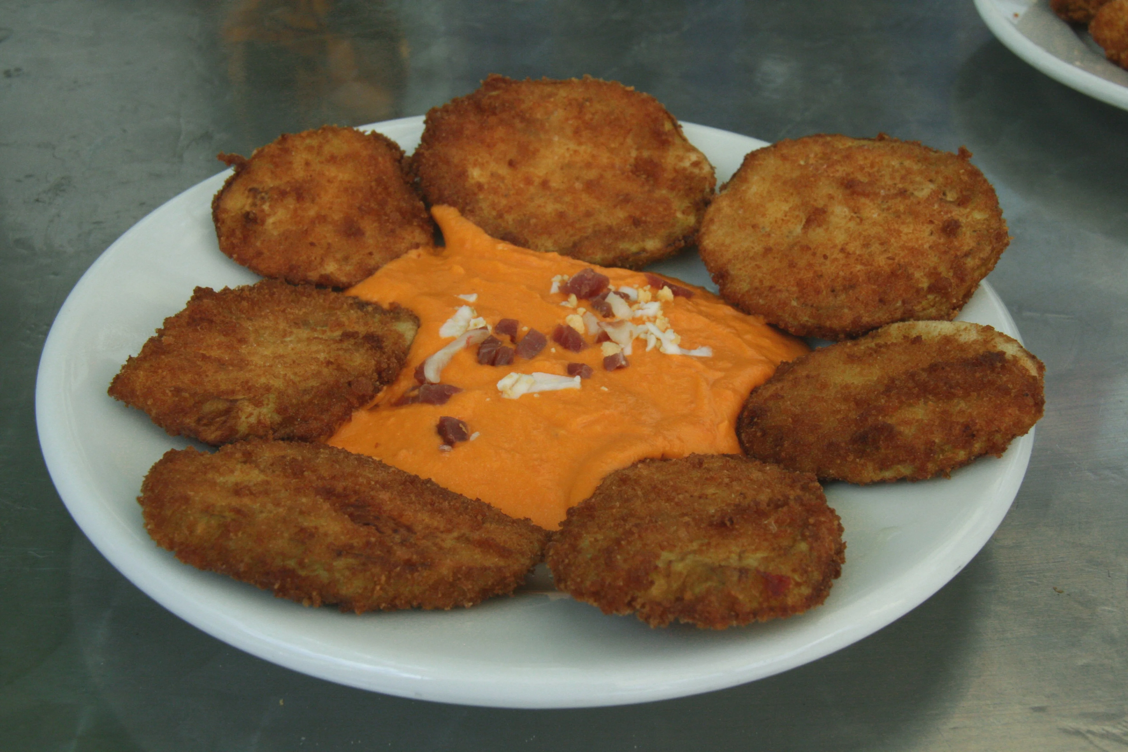 Fueda: o bar de um influenciador com cozinha de sotaque espanhol em Pinheiros