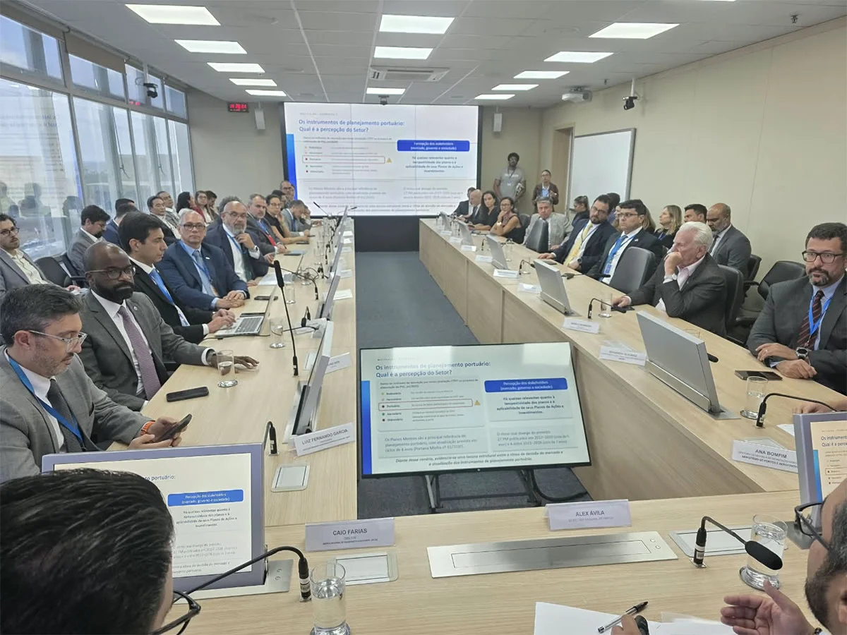 MPor instala grupo de trabalho para monitorar saturação dos portos, com o Cecafé na mesa