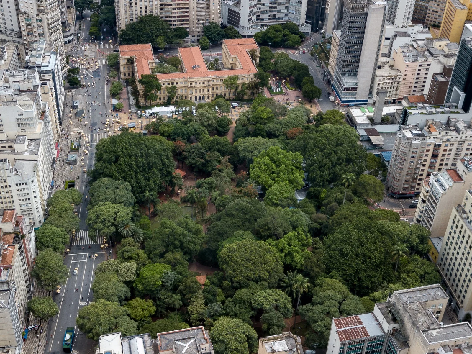 Olivier Anquier abre espaço na Praça da República para expor 55 fotos de suas viagens